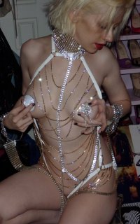 1. Грудь Кристины Агилеры